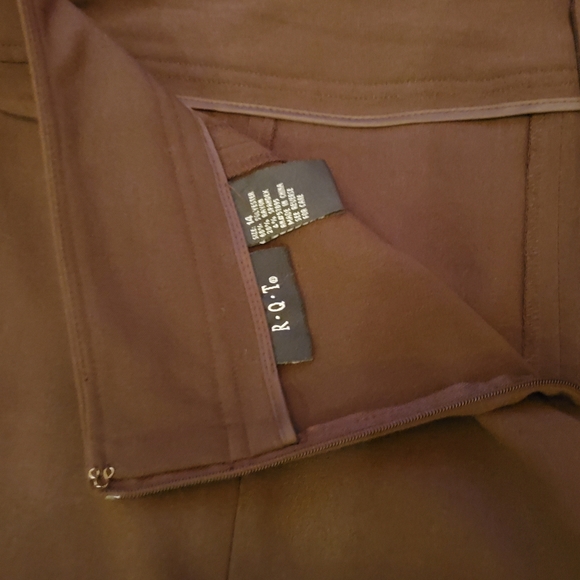 Cute pencil skirt w/flare. - Picture 4 of 5